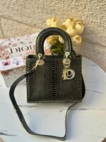 حقيبة ديور جلد حية، اسود، اكسسوار ذهبي مع احجار الزركون، قاعدة 26سم ، مع حزام طويل