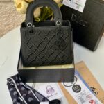 ليدي ديور مطرز ،مع علبة، قاعدة 22سم 🖤 مع حزام اضافي رفيع + وشاح.