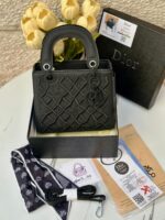 ليدي ديور مطرز ،مع علبة، قاعدة 22سم 🖤 مع حزام اضافي رفيع + وشاح.