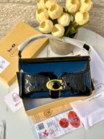 حقيبة كوتش تابي، اصدار 3d ، اسود لامع، هاردوير ذهبي، قاعدة 27سم