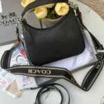 حقيبة كوتش كروس قاعدة 23سم🖤 مع 3 احزمة: -حزام يد صغير -حزام كروس جلد طويل -حزام كروس قماش طويل