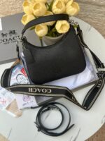 حقيبة كوتش كروس قاعدة 23سم🖤 مع 3 احزمة: -حزام يد صغير -حزام كروس جلد طويل -حزام كروس قماش طويل