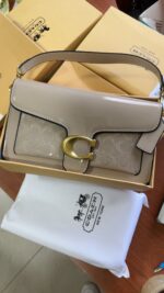 ⁦حقيبة كوتش فلاب اصدار 3d بيج لامع 27سم⁩ - الصورة ⁦6⁩