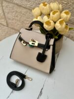 ⁦هيرمز ميني كيلي مختوم، قاعدة 20سم، مع حزام طويل وقفل ومفتاح⁩ - الصورة ⁦2⁩