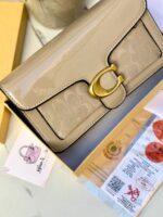 ⁦حقيبة كوتش فلاب اصدار 3d بيج لامع 27سم⁩ - الصورة ⁦4⁩