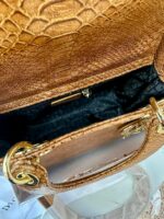 ⁦حقيبة ديور جلد حية، عسلي، اكسسوار ذهبي مع احجار الزركون، قاعدة 26سم ، مع حزام طويل⁩ - الصورة ⁦5⁩