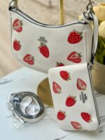 ⁦حقيبة كوتش مع محفظة 🍓🤍 قاعدة 22سم⁩ - الصورة ⁦5⁩