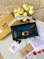 ⁦حقيبة كوتش تابي، اصدار 3d ، اسود لامع، هاردوير ذهبي، قاعدة 27سم⁩ - الصورة ⁦2⁩