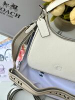 ⁦حقيبة كوتش كروس قاعدة 23سم🤍 مع 3 احزمة: -حزام يد صغير -حزام كروس جلد طويل -حزام كروس قماش طويل⁩ - الصورة ⁦5⁩