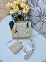 ⁦بكج DIOR بيج فاتح ، حقيبة ميني + محفظة + ماديليا النجمة + حزامين (حزام جلد +حزام سلسلة) + وشاح⁩ - الصورة ⁦4⁩
