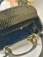 ⁦حقيبة ديور جلد حية، اسود، اكسسوار ذهبي مع احجار الزركون، قاعدة 26سم ، مع حزام طويل⁩ - الصورة ⁦4⁩