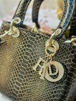 ⁦حقيبة ديور جلد حية، اسود، اكسسوار ذهبي مع احجار الزركون، قاعدة 26سم ، مع حزام طويل⁩ - الصورة ⁦2⁩