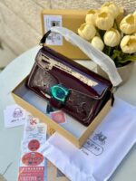 ⁦حقيبة كوتش فلاب اصدار 3d عنابي 🍇 لامع 27سم⁩ - الصورة ⁦2⁩