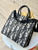 ⁦DIOR كبير معرق فاتح⁩ - الصورة ⁦2⁩