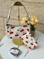 ⁦حقيبة كوتش مع محفظة 🍒🤍 قاعدة 22سم⁩ - الصورة ⁦2⁩