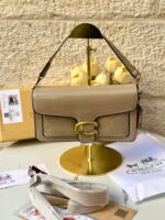 ⁦حقيبة كوتش فلاب اصدار 3d بيج لامع 27سم⁩ - الصورة ⁦5⁩