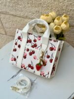 ⁦حقيبة توت باج من كوتش 🍒🤍 قاعدة 25سم⁩ - الصورة ⁦3⁩