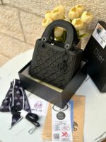 ⁦ليدي ديور مطرز ،مع علبة، قاعدة 22سم 🖤 مع حزام اضافي رفيع + وشاح.⁩ - الصورة ⁦2⁩