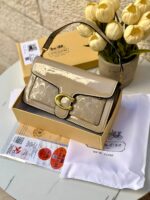 ⁦حقيبة كوتش فلاب اصدار 3d بيج لامع 27سم⁩ - الصورة ⁦3⁩