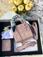 ⁦بكج DIOR زهري، حقيبة + محفظة + ماديليا النجمة + حزامين(حزام جلد+حزام سلسلة) + وشاح⁩ - الصورة ⁦2⁩