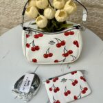 حقيبة كوتش مع محفظة 🍒🤍 قاعدة 22سم