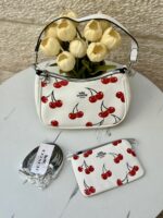 حقيبة كوتش مع محفظة 🍒🤍 قاعدة 22سم