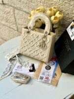 ⁦ليدي ديور مطرز ،مع علبة، قاعدة 22سم، مع حزام اضافي رفيع + وشاح.⁩ - الصورة ⁦4⁩