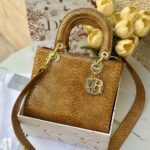 حقيبة ديور جلد حية، عسلي، اكسسوار ذهبي مع احجار الزركون، قاعدة 26سم ، مع حزام طويل