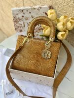 حقيبة ديور جلد حية، عسلي، اكسسوار ذهبي مع احجار الزركون، قاعدة 26سم ، مع حزام طويل