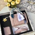 بكج DIOR زهري، حقيبة + محفظة + ماديليا النجمة + حزامين(حزام جلد+حزام سلسلة) + وشاح