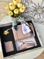 بكج DIOR زهري، حقيبة + محفظة + ماديليا النجمة + حزامين(حزام جلد+حزام سلسلة) + وشاح