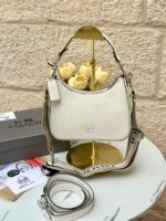 ⁦حقيبة كوتش كروس قاعدة 23سم🤍 مع 3 احزمة: -حزام يد صغير -حزام كروس جلد طويل -حزام كروس قماش طويل⁩ - الصورة ⁦2⁩