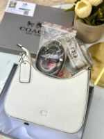 ⁦حقيبة كوتش كروس قاعدة 23سم🤍 مع 3 احزمة: -حزام يد صغير -حزام كروس جلد طويل -حزام كروس قماش طويل⁩ - الصورة ⁦4⁩