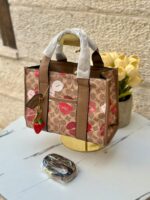 ⁦حقيبة توت باج من كوتش 💋🤎 قاعدة 25سم⁩ - الصورة ⁦4⁩