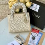 ليدي ديور مطرز ،مع علبة، قاعدة 22سم، مع حزام اضافي رفيع + وشاح.