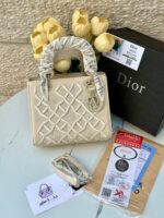 ليدي ديور مطرز ،مع علبة، قاعدة 22سم، مع حزام اضافي رفيع + وشاح.