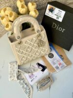 ⁦ليدي ديور مطرز ،مع علبة، قاعدة 22سم، مع حزام اضافي رفيع + وشاح.⁩ - الصورة ⁦3⁩