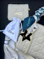 ⁦بكج DIOR بيج فاتح ، حقيبة ميني + محفظة + ماديليا النجمة + حزامين (حزام جلد +حزام سلسلة) + وشاح⁩ - الصورة ⁦5⁩