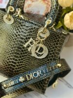 ⁦حقيبة ديور جلد حية، اسود، اكسسوار ذهبي مع احجار الزركون، قاعدة 26سم ، مع حزام طويل⁩ - الصورة ⁦3⁩