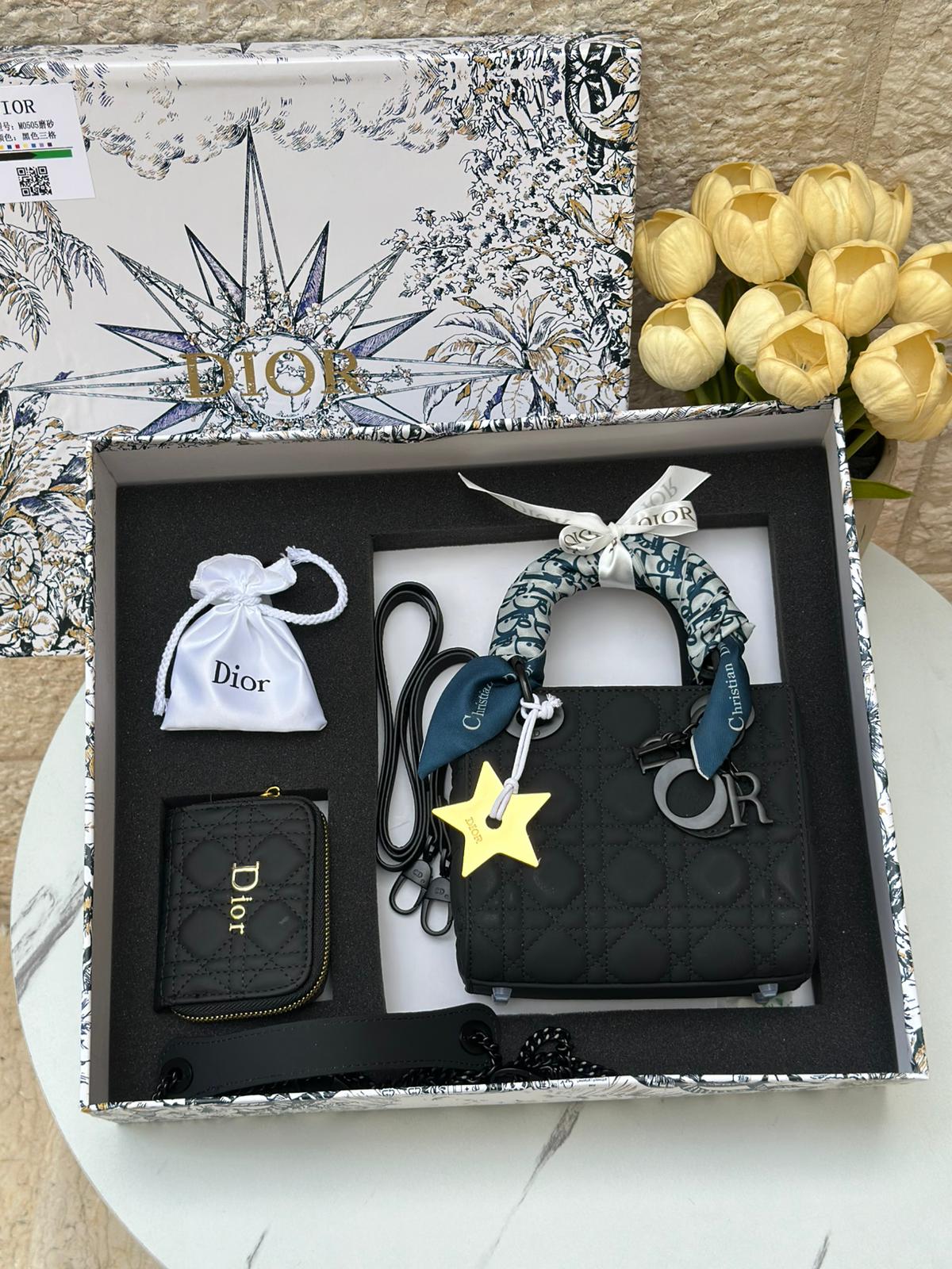 fa773ee7-f283-4e07-bad0-e60ca3cd564f بكج DIOR اسود ، حقيبة + محفظة + ماديليا النجمة + حزامين (حزام جلد +حزام سلسلة) + وشاح - الصورة 1