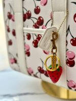 ⁦حقيبة توت باج من كوتش 🍒🤍 قاعدة 25سم⁩ - الصورة ⁦4⁩