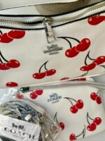 ⁦حقيبة كوتش مع محفظة 🍒🤍 قاعدة 22سم⁩ - الصورة ⁦6⁩