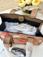 ⁦حقيبة توت باج من كوتش 💋🤎 قاعدة 25سم⁩ - الصورة ⁦5⁩