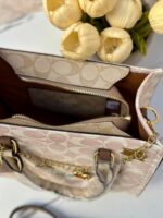 ⁦حقيبة Coach Rogue مع مداليا السلسلة وحزام اضافي طويل قاعدة 25سم⁩ - الصورة ⁦4⁩