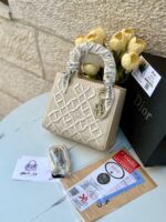 ⁦ليدي ديور مطرز ،مع علبة، قاعدة 22سم، مع حزام اضافي رفيع + وشاح.⁩ - الصورة ⁦2⁩