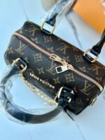 ⁦حقيبة LOUIS VUITTON بُني ، قاعدة 22سم⁩ - الصورة ⁦4⁩