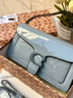⁦حقيبة كوتش تابي، اصدار 3d ، ازرق لامع، قاعدة 27سم⁩ - الصورة ⁦2⁩