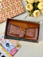 ⁦حقيبة كوتش تابي، اصدار 3d ، عسلي لامع، هاردوير اسود، قاعدة 27سم⁩ - الصورة ⁦2⁩