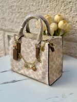 ⁦حقيبة Coach Rogue مع مداليا السلسلة وحزام اضافي طويل قاعدة 25سم⁩ - الصورة ⁦2⁩