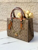 ⁦حقيبة Coach Rogue مع مداليا السلسلة وحزام اضافي طويل قاعدة 25سم⁩ - الصورة ⁦3⁩